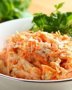 Свежий салат с морковью и яблоками