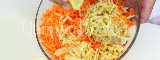 свежий салат с морковью и яблоками. Шаг 3