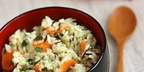 Теплый салат из дикого риса, кураги и фисташек