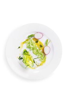 Салат из молодых овощей с винегретом из флердоранжа