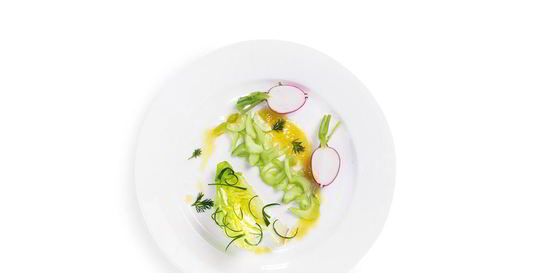 Салат из молодых овощей с винегретом из флердоранжа