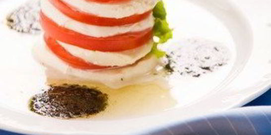 Салат из помидоров и козьего сыра с базиликовым винегретом