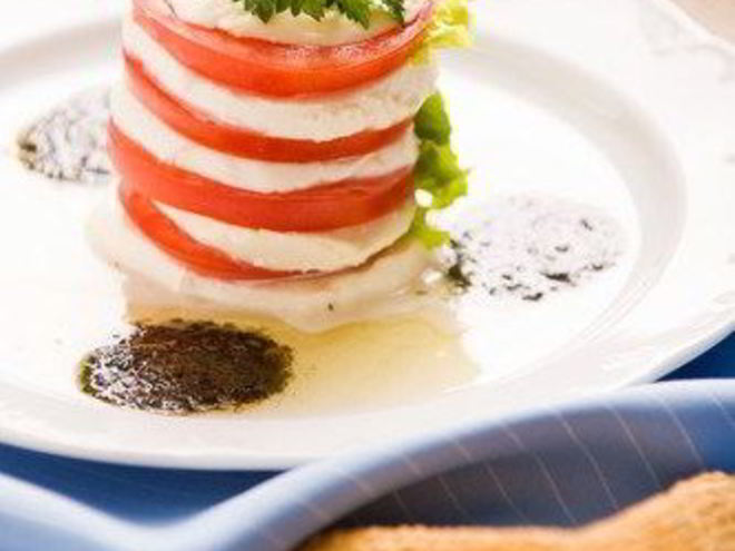 Рецепт салата из помидоров и козьего сыра с базиликовым винегретом