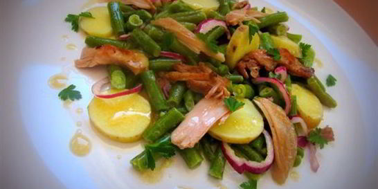 Салат из зеленой стручковой фасоли с картофелем и цыпленком конфи под соусом винегрет