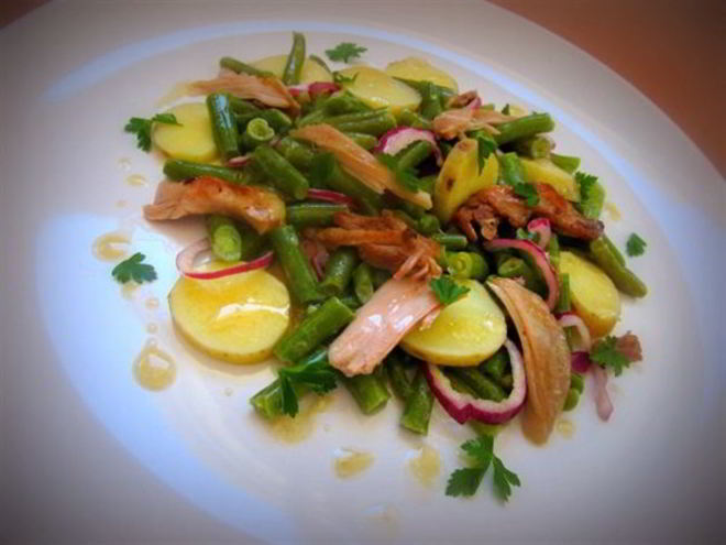 Рецепт салата из зеленой стручковой фасоли с картофелем и цыпленком конфи под соусом винегрет