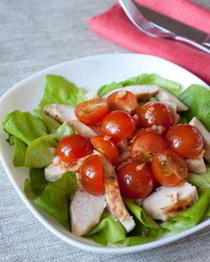 Салат с курицей, томатами и шафрановым винегретом