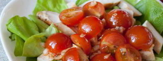 салат с курицей, томатами и шафрановым винегретом. Шаг 7