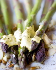 Спаржа с винегретом из фундука