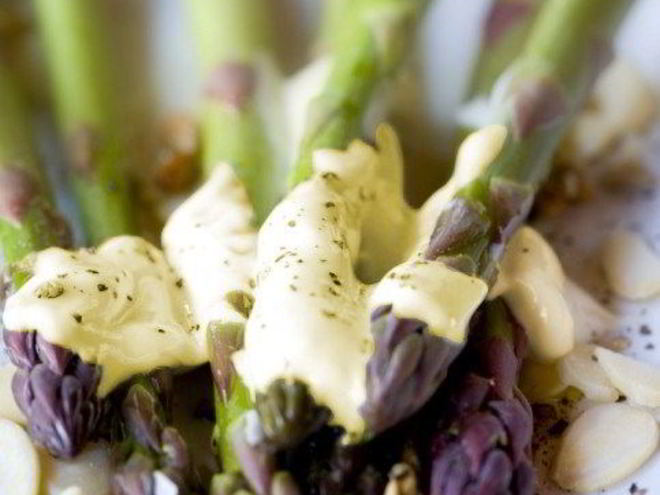 Рецепт спаржи с винегретом из фундука