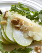 Зеленый салат с грушами, пармезаном и винегретом из черного чая