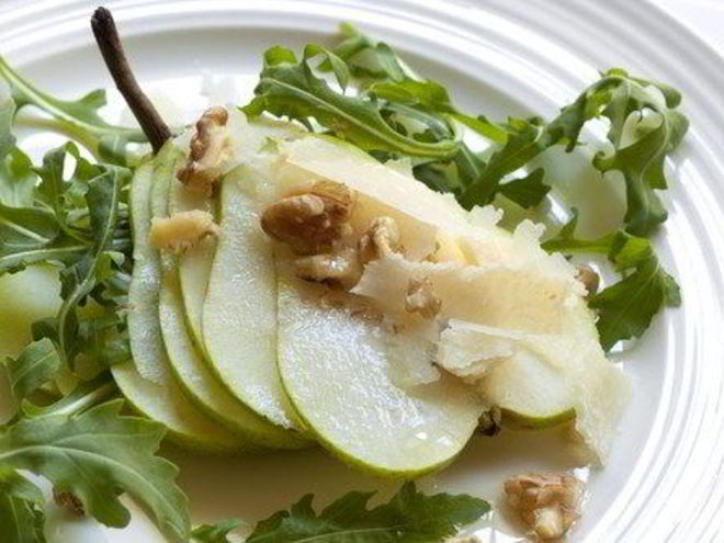 Рецепт зеленого салата с грушами, пармезаном и винегретом из черного чая