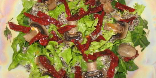 Зеленый салат с маковой заправкой