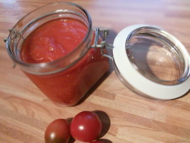 Рецепт домашнего томатно-яблочный кетчуп со свежими пряными травами