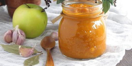 Пряный кетчуп с яблоками и карри