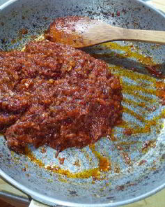 Соус для пиццы на помидорах и луке