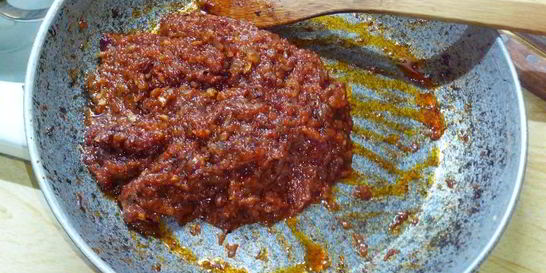 Соус для пиццы на помидорах и луке