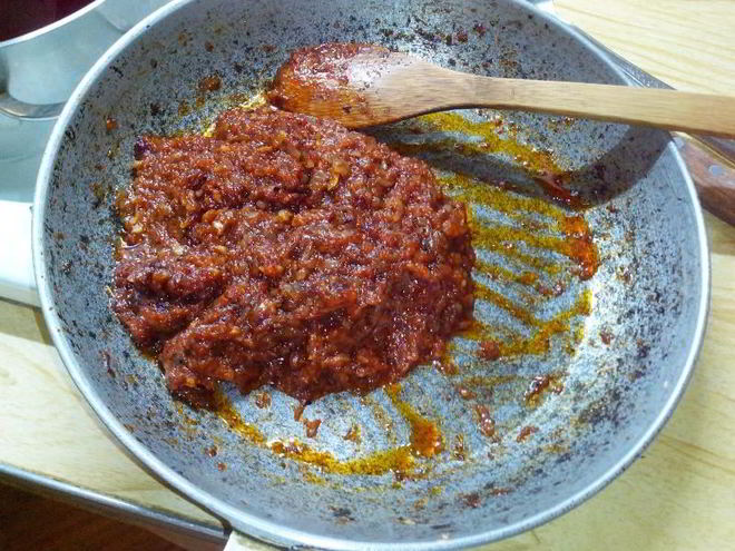 Рецепт соуса для пиццы на помидорах и луке