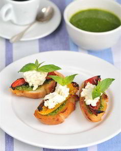 Брускетта с соусом песто, запеченными перцами и козьим сыром