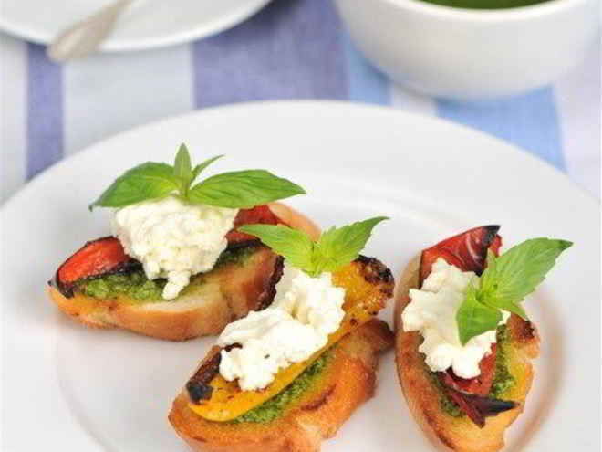 Рецепт брускетты с соусом песто, запеченными перцами и козьим сыром