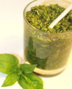 Чесночно-базиликовый песто