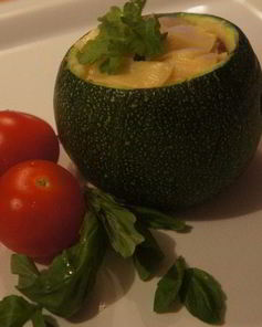 Фаршированный круглый цукини с соусом песто