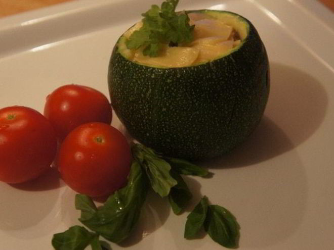 Рецепт фаршированного круглого цукини с соусом песто