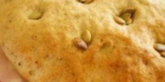 Фокачча с соусом песто и тыквенными семечками