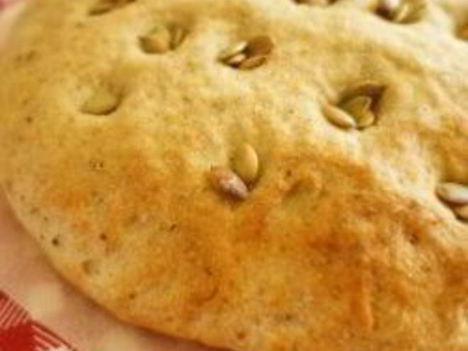 Рецепт фокаччи с соусом песто и тыквенными семечками