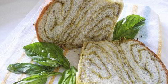 Хлеб с соусом песто