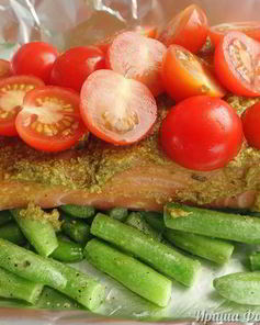 Лосось с соусом песто