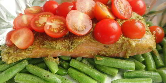 Лосось с соусом песто