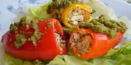 Мини-перцы с соусом песто