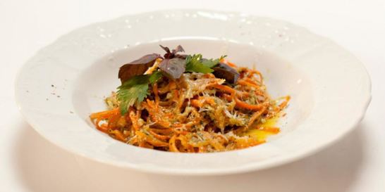 Морковные спагетти с соусом песто