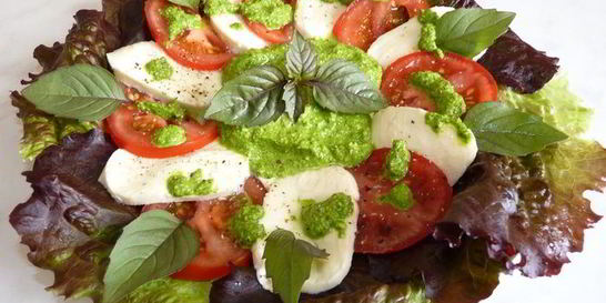 Моцарелла с помидорами под соусом песто