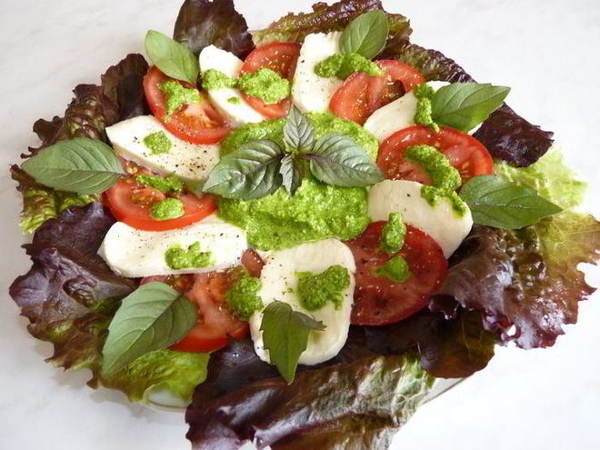 Рецепт моцареллы с помидорами под соусом песто