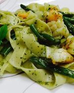 Паста с креветками и фасолью под соусом песто