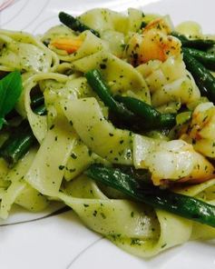 Паста с креветками и фасолью под соусом песто