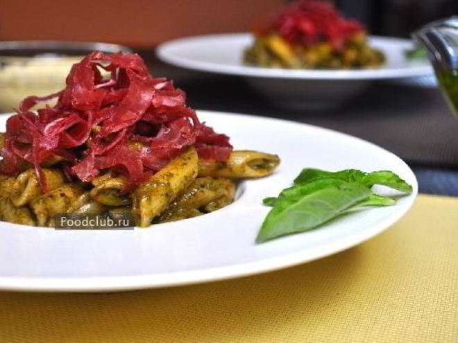 Рецепт пенне с соусом песто и брезаолой