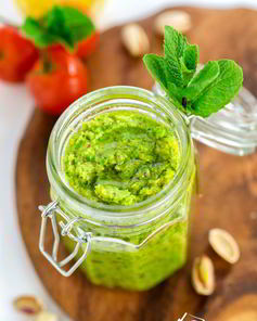 Песто из зеленого горошка с мятой и фисташками