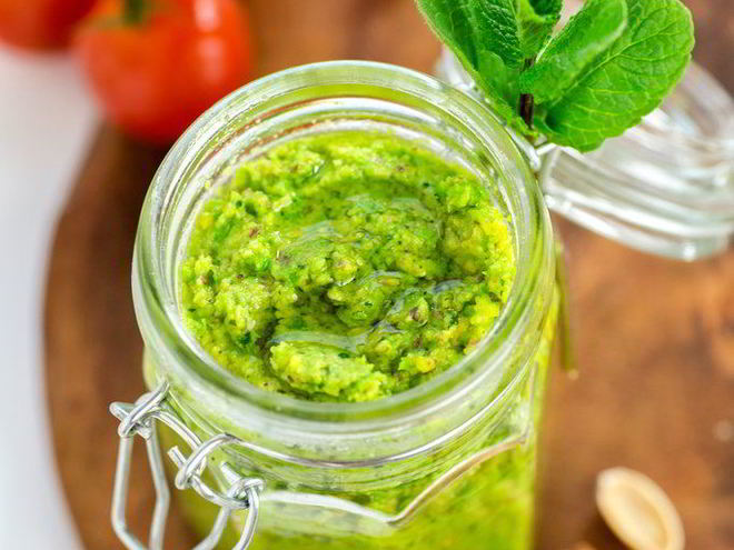 Рецепт песто из зеленого горошка с мятой и фисташками