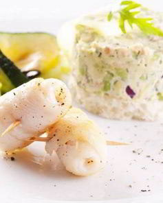 Рулеты из камбалы с соусом песто