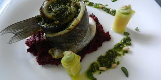 Сибас, запеченый с соусом песто