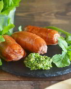 Сосиски-гриль с соусом песто из руколлы