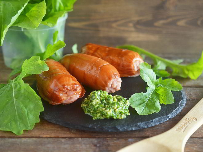 Рецепт сосисок-гриля с соусом песто из руколлы
