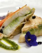 Судак, запеченный с соусом песто и мини-овощами