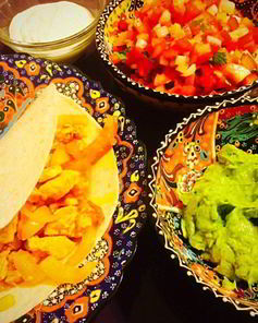 Фахитас с курицей с соусами сальса и гуакамоле