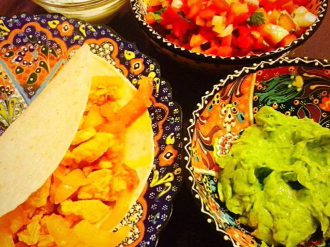 Рецепт фахитас с курицей с соусами сальса и гуакамоле