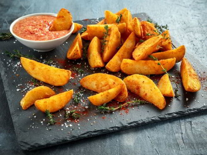 Рецепт хрустящего картофеля с соусом сальса и кокосовой стружкой