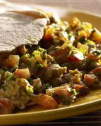 Лепешка с яйцом и соусом сальса