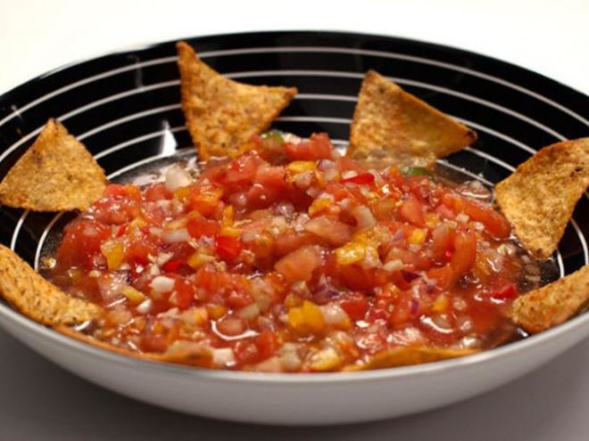 Рецепт мексиканской сальсы с кукурузными чипсами